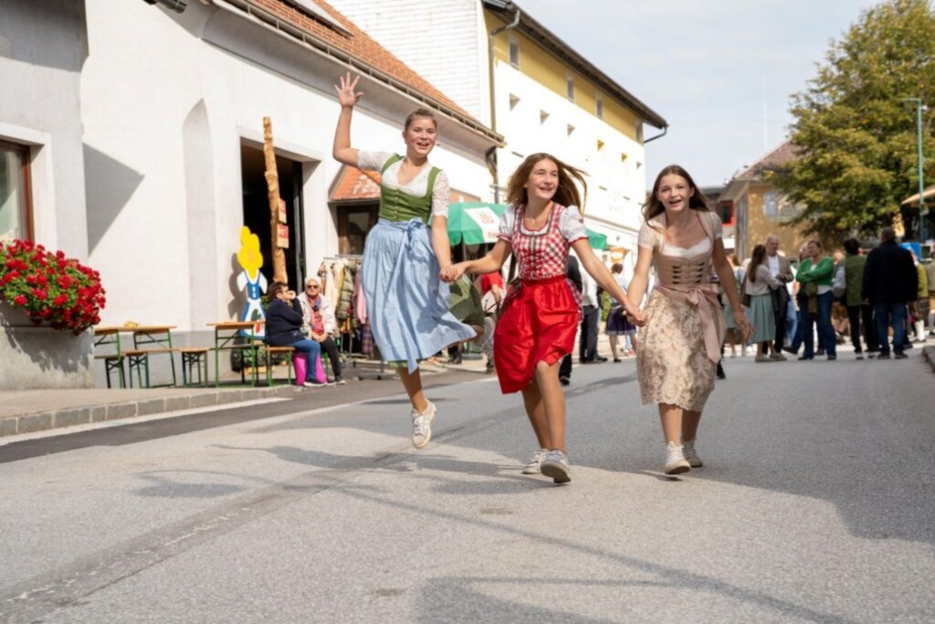 Dirndlkirtag Frankenfels Mädchen im Dirndl