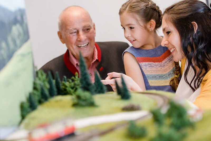 Familie mit Opa im Modellbahnmuseum, Bahn im Bahnhof, Kirchberg an der Pielach