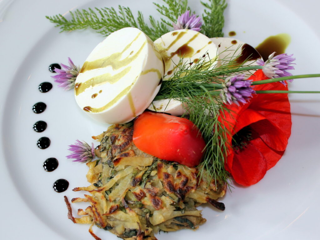 Vorspeise Schafkaese Mohnlume Schnittlauchbluete