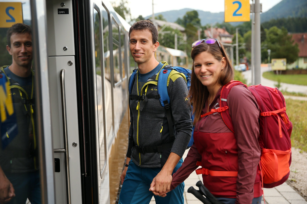 Junges Wanderer-Paar steigt in die Himmelstreppe ein
