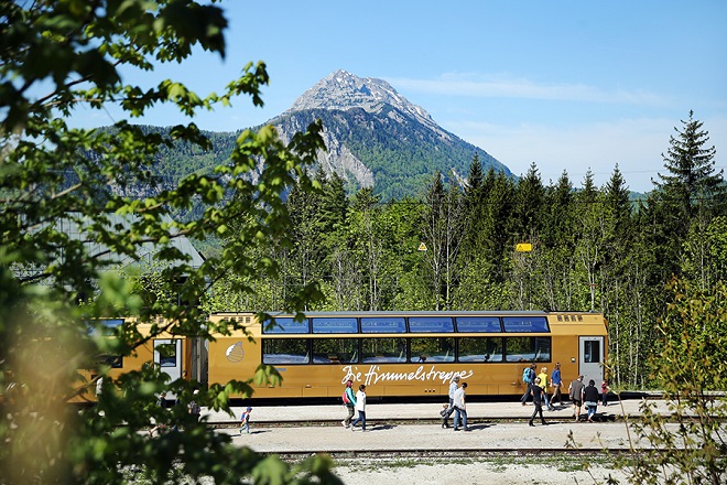 Die goldene Bahn schlängelt sich durch die malerische Landschaft, umgeben von üppigen Wäldern und majestätischen Bergen. Hier, wo die Natur in voller Pracht erblüht, erleben Besucher die Ruhe und Schönheit des Ötscherblicks. Ein unvergessliches Abenteuer erwartet alle, die die frische Bergluft und die atemberaubenden Ausblicke genießen möchten.
