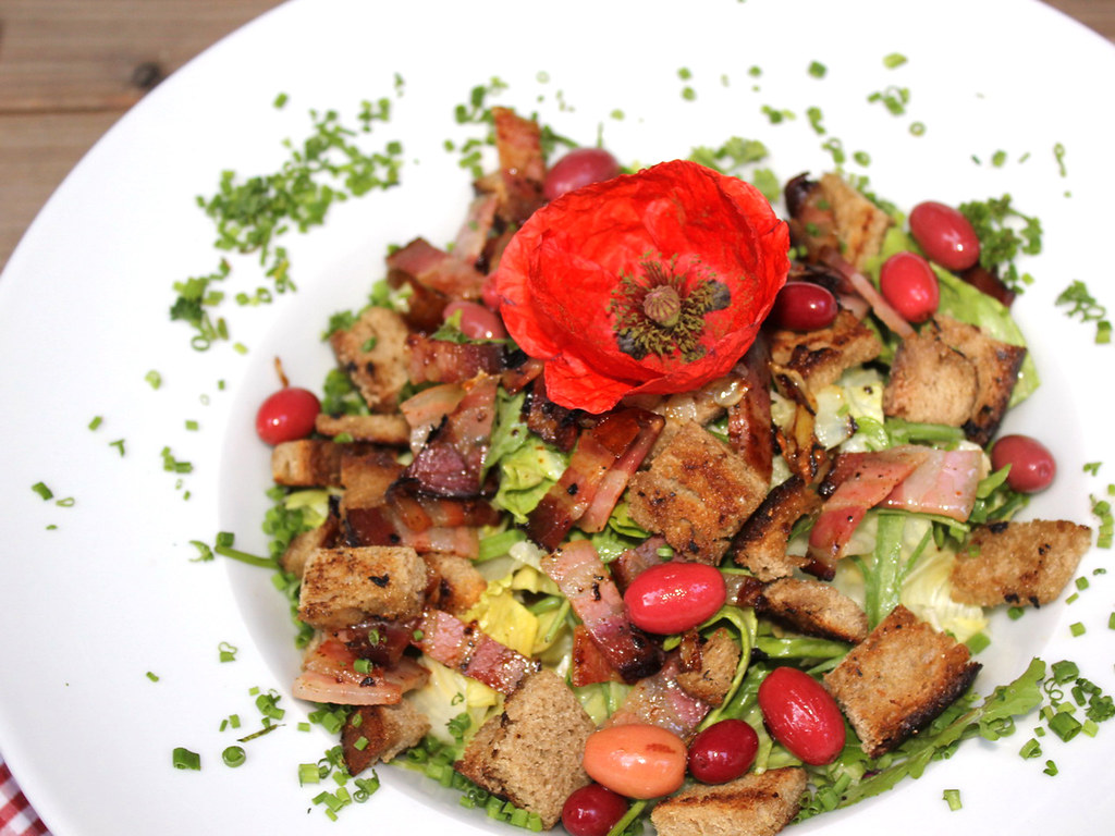 Dirndltaler Bauernsalat mit Mohnblüte als Garnierung