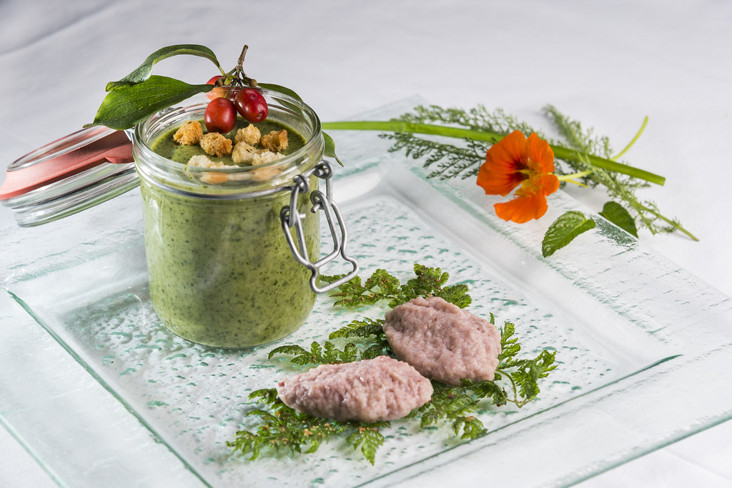 Wildkräutersuppe mit Dirndlnockerl