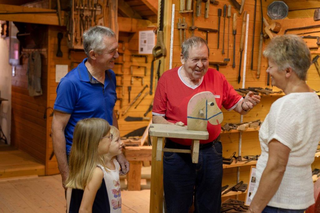 Szene bei Führung im Freilicht- und Heimatmuseum Loich