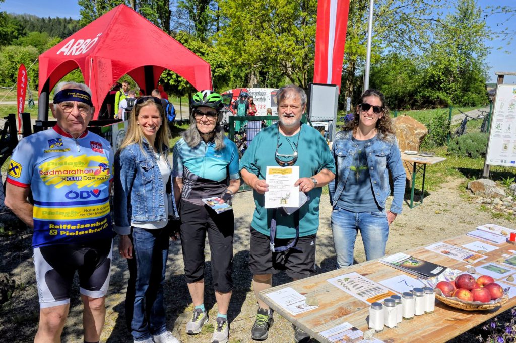 Menschen am 1. Pielachtaler Familienradwandertag 2026 vor Stand mit Goodies