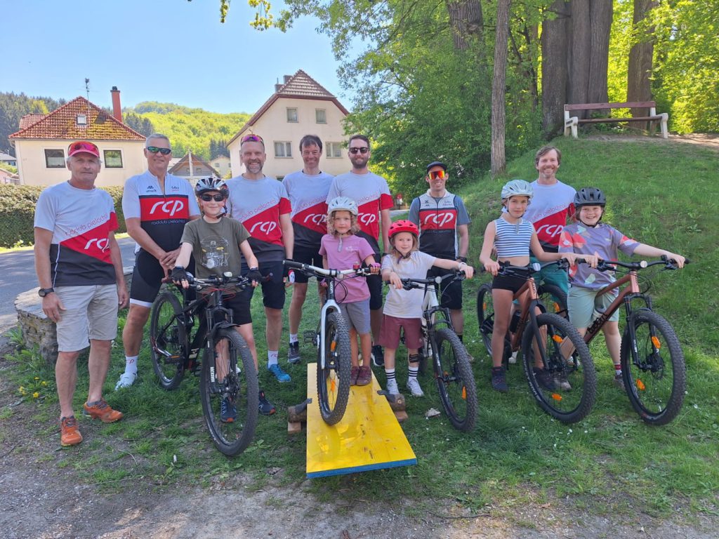Kids mit Radfahrern des Radclub Pielachtal RCP