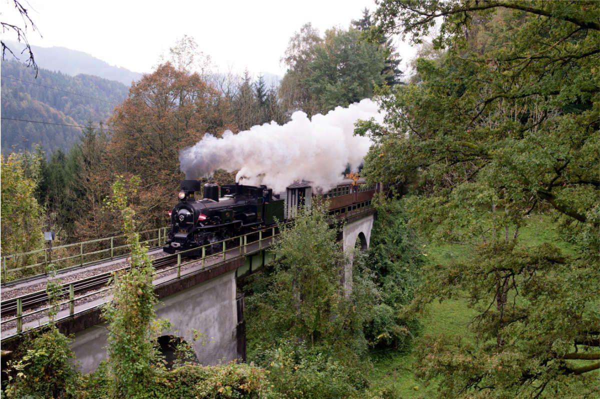 Historische Dampflok auf der Bergstrecke