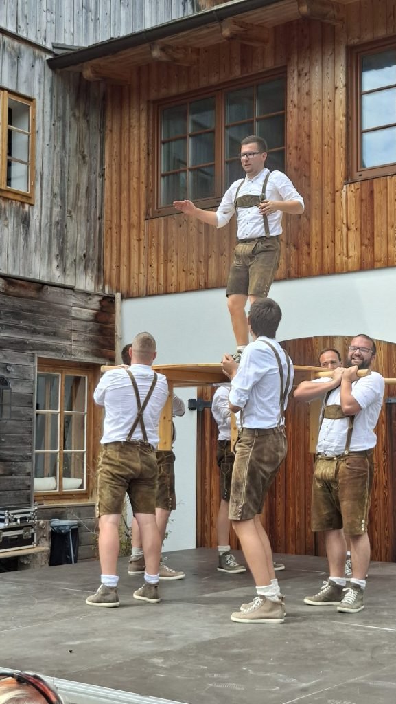 Schuhplattlergruppe traditionell