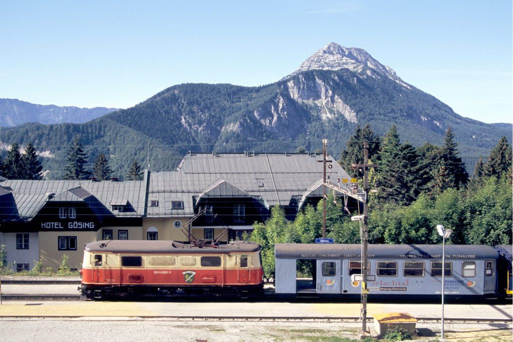 Hotel Gösing mit Zug der Mariazellerbahn und Ötscher