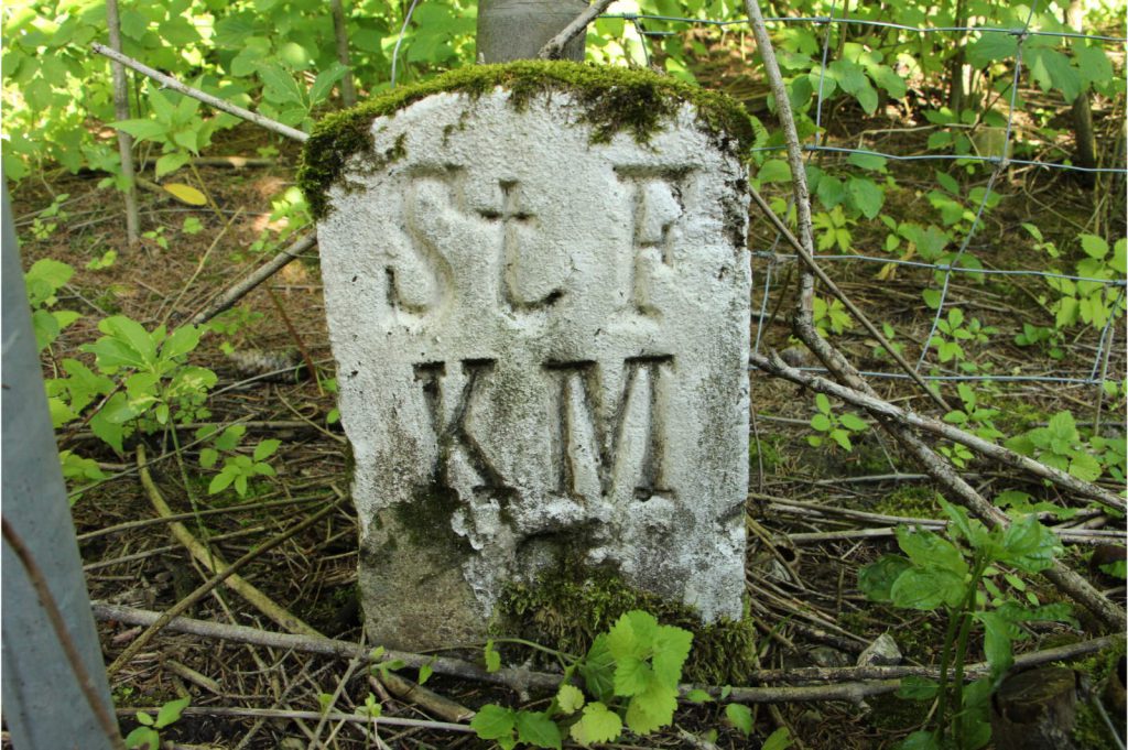 Historischer Kilometerstein an der Mariazellerbahn mit Aufschrift St P K M