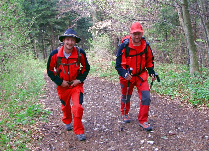 Zwei in Rot gekleidete Wanderer am Weg auf den Eisenstein in NÖ